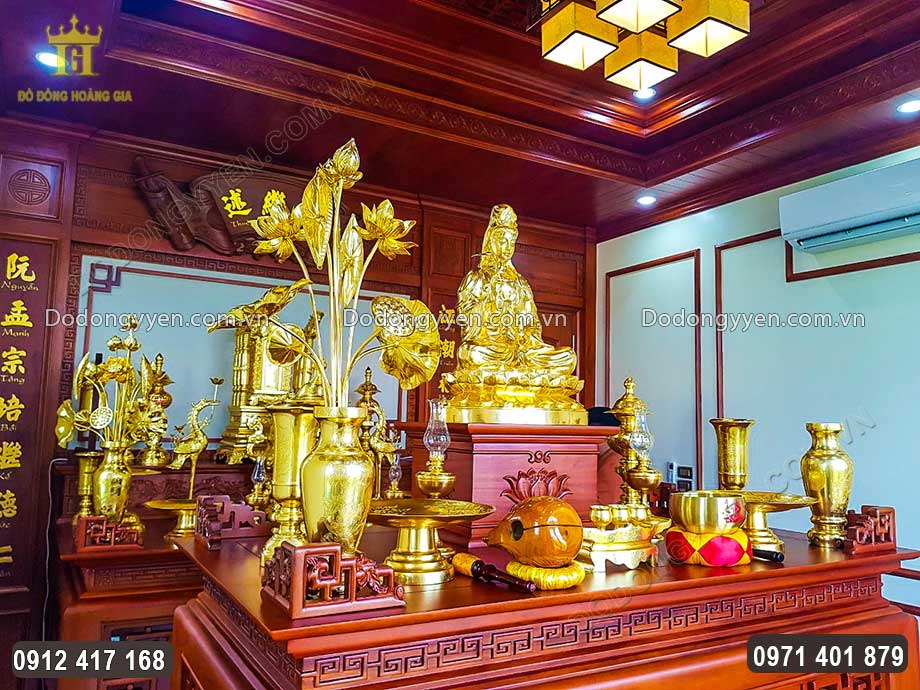 Tượng Phật B&agrave; Quan &Acirc;m Bồ T&aacute;t được đặt cao hơn so với ban thờ gia ti&ecirc;n